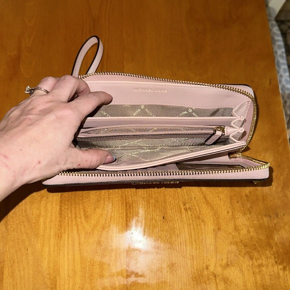 Michael Kors wristlet - Picture 3 of 3